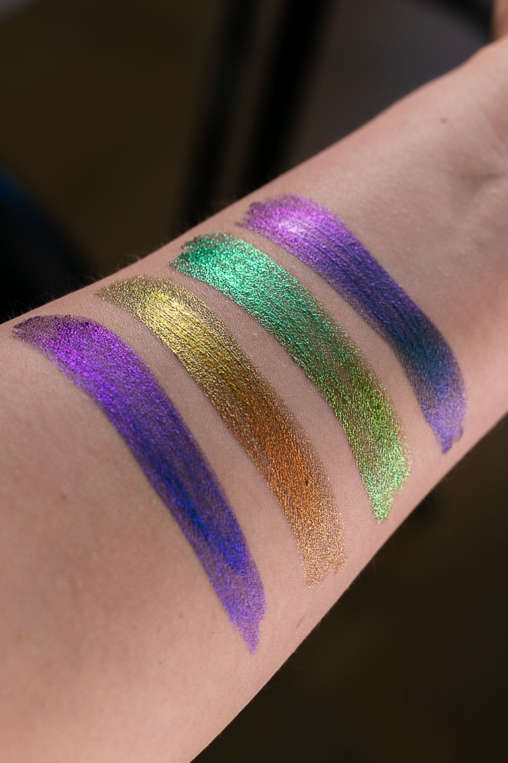 Picture of: Essence CHROME ON Duo Chrome Liquid Eyeshadow Review & Swatches